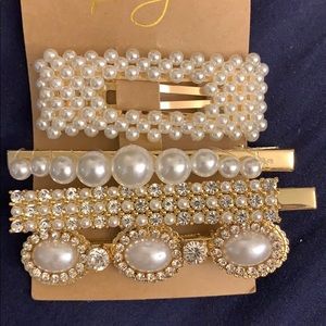 3/$15🍄NWT goldtone and ‘pearls’ hair clips (4)